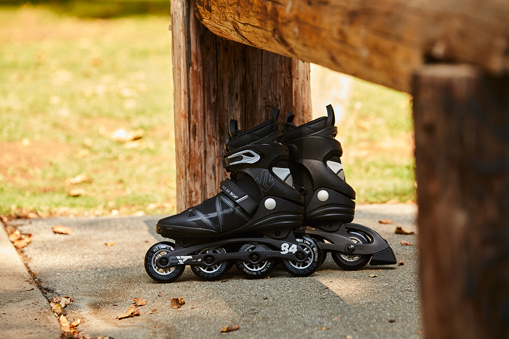 K2 Fit 84 Boa Herren Inline Skates im Schatten, unter einer Bank.