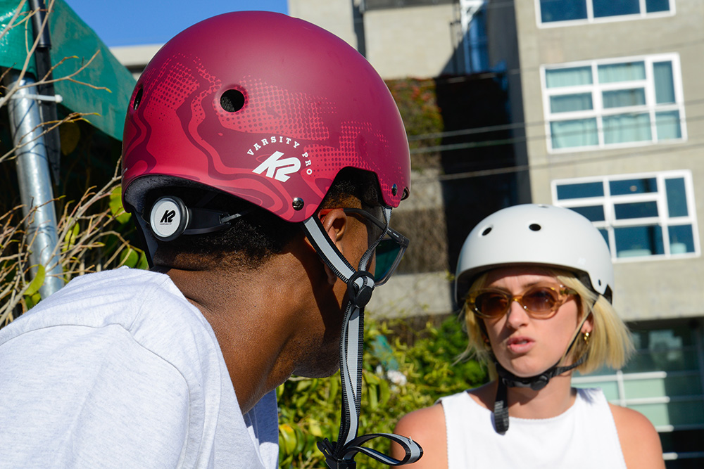 K2 Varsity Pro Skatehelm rot Burgundy Foto mit Tageslicht K2 Varsity Pro Skatehelm rot Burgundy Foto mit Tageslicht